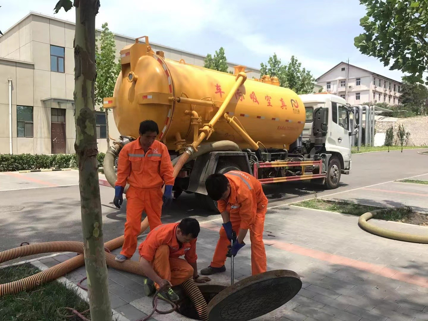 黄陂管道疏通车停在窨井附近