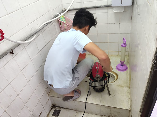 黄陂管道堵塞冒臭气 专业师傅现场解决问题