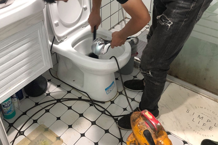 黄陂马桶堵塞自己疏通还是找师傅？专业上门服务让你省时更省心